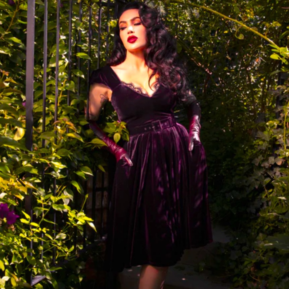 La Femme En Noir Baudelaire Swing in Velvet Plum